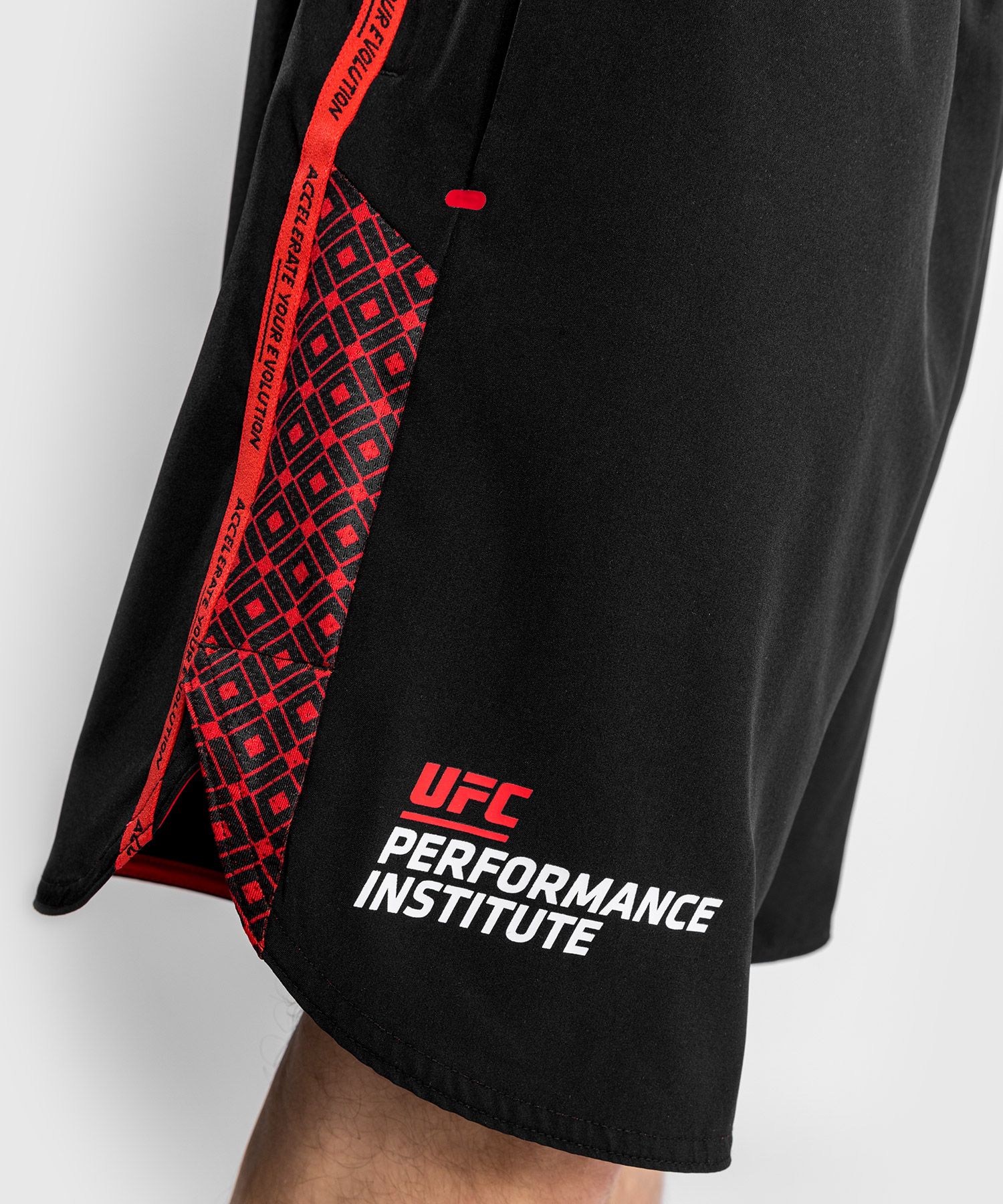 Pantaloncini da allenamento Venum UFC Performance Institute - Nero/Rosso