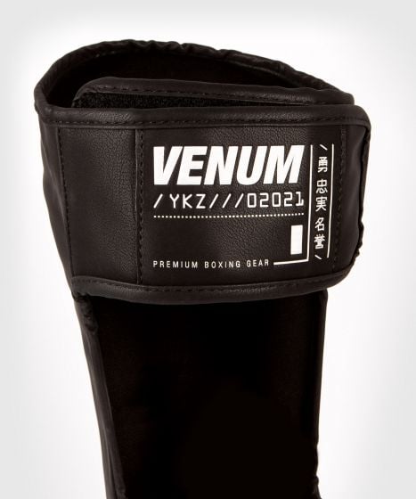 Venum YKZ21 scheenbeschermers - Zwart/Zilver
