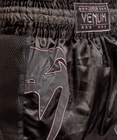 Pantaloncini da Muay Thai Venum Giant Glow - Nero