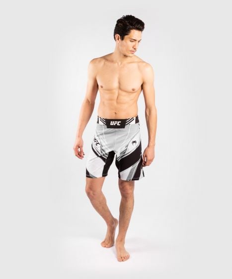 UFC Venum Authentic Fight Night Herren Shorts - Long Fit - Weiß